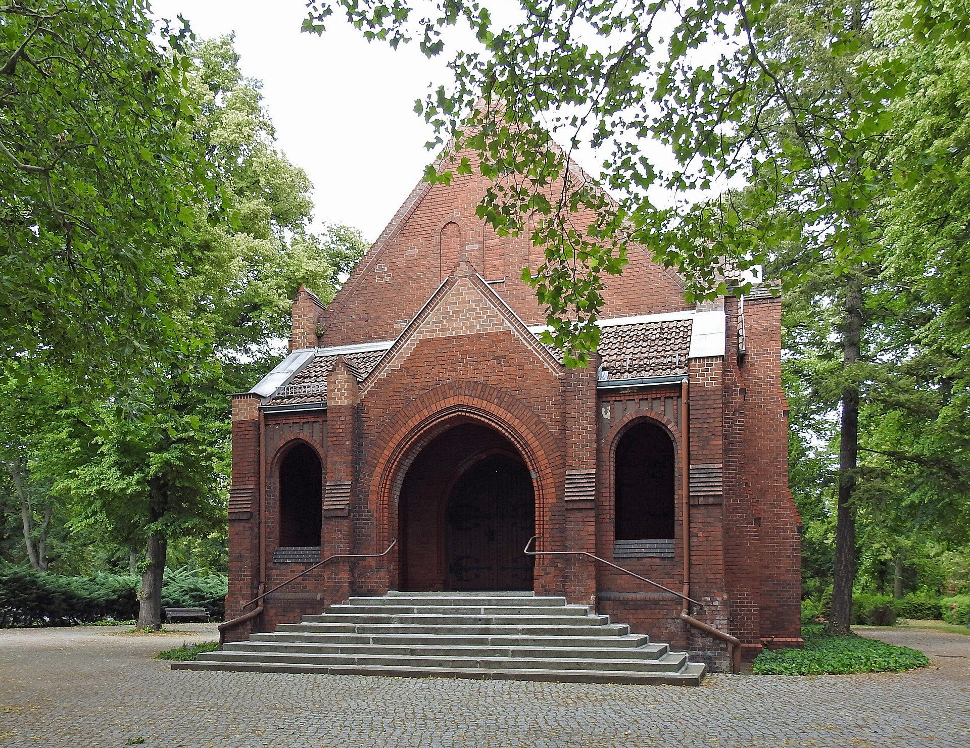 Backsteinkapelle des Friedhofs Pankow III zwischen Bäumen
