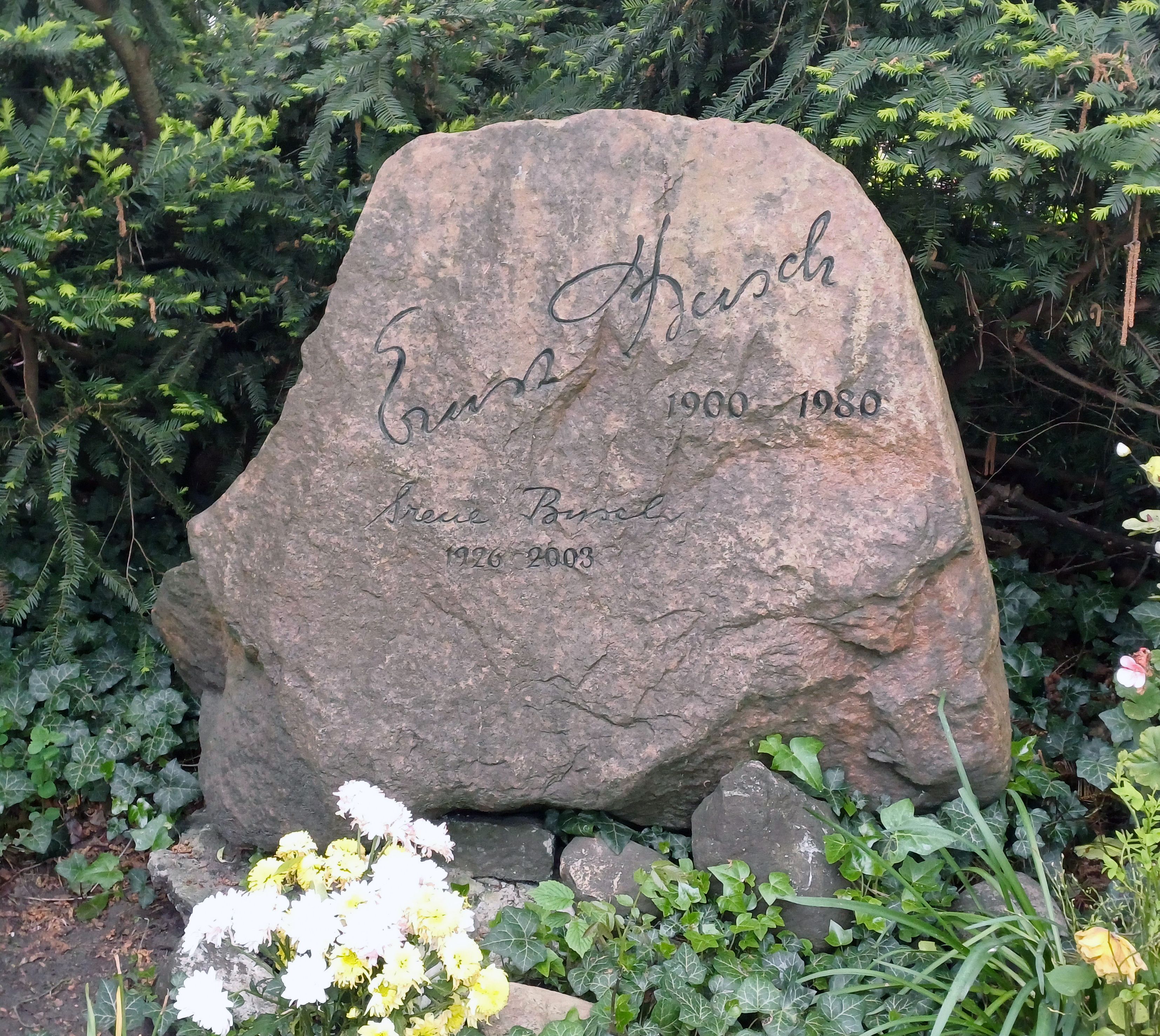Grabstein von Ernst und Eva Busch auf dem Friedhof Pankow III