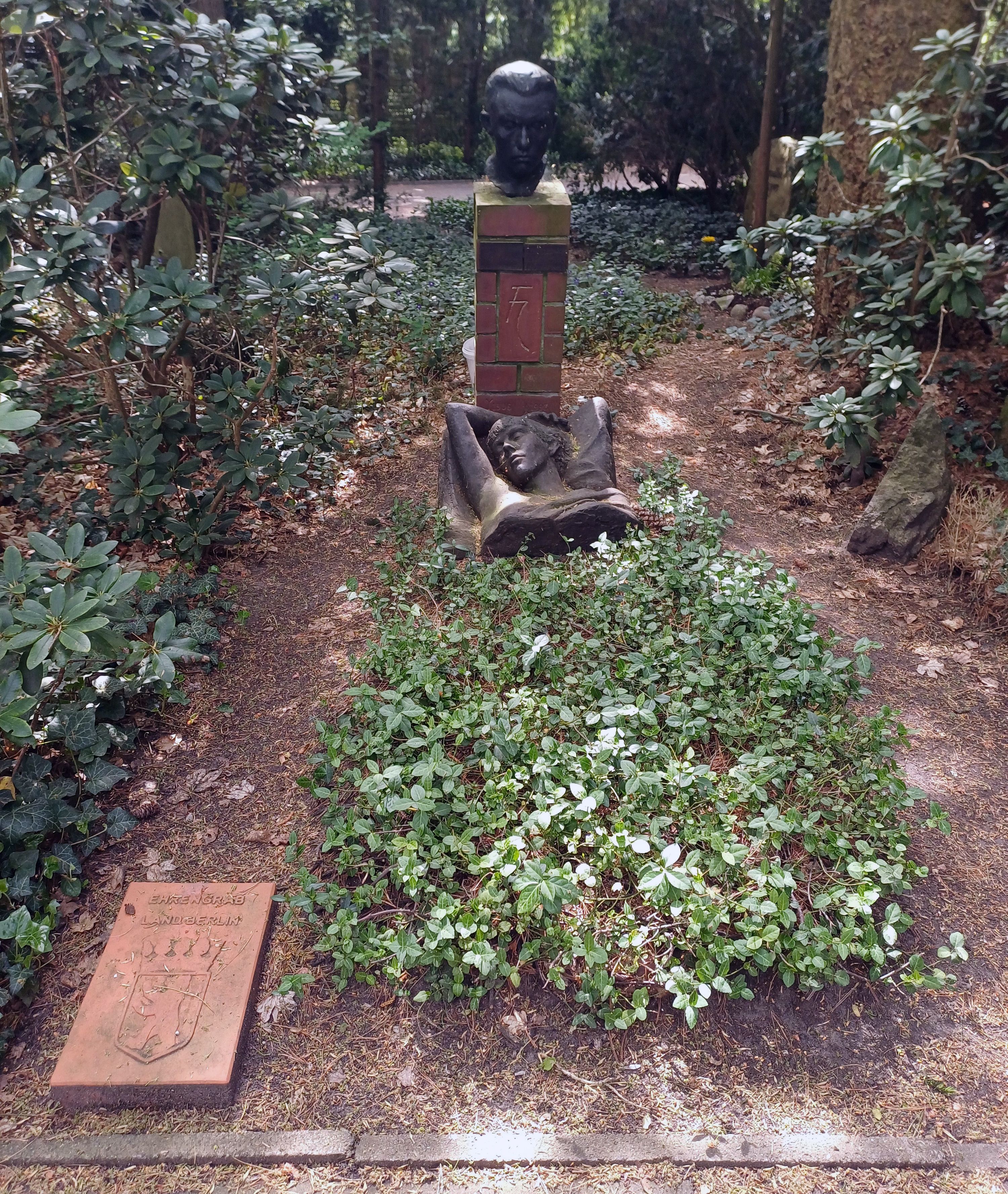 Grabensemble von Fritz Cremer mit Büste und liegender Figur auf dem Friedhof Pankow III