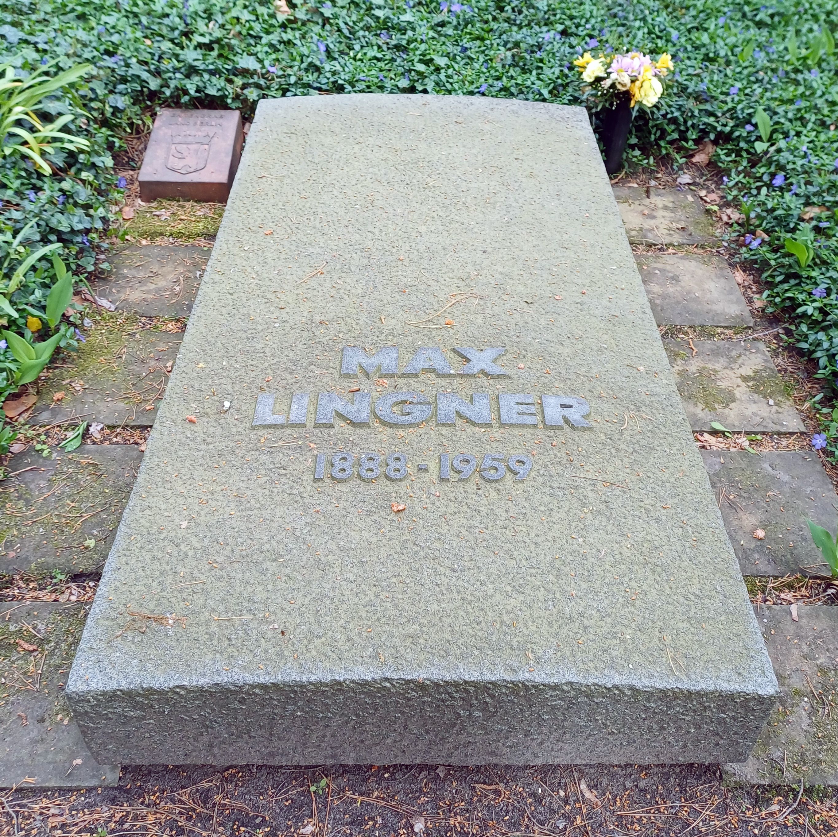 Ehrengrab von Max Lingner auf dem Friedhof Pankow III
